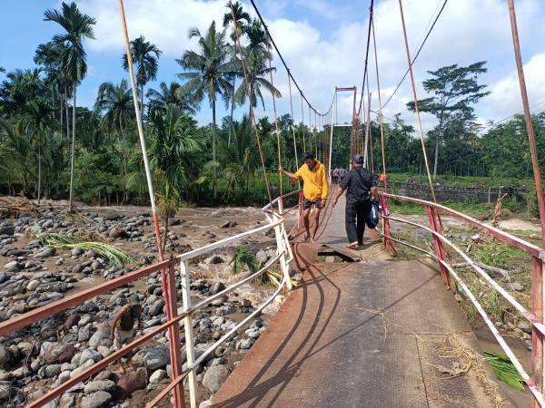 Gegara Jembatan Gantung Nyaris Putus, Aktifitas Warga Ranon Probolinggo Terganggu