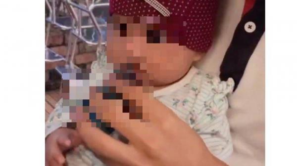 Viral! Seorang Ibu Tega Memberikan Rokok Elektrik Untuk Dihisap Bayi Berusia 10 Bulan