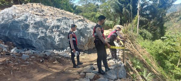 Antisipasi Korban Jiwa, Samapta Polres Tator Pasang Garis Polisi dilokasi Batu Besar di Tana Toraja