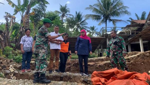 Lihat Lokasi Bencana Tanah Retak Ponorogo, Khofifah; Kita Bangunkan Huntara