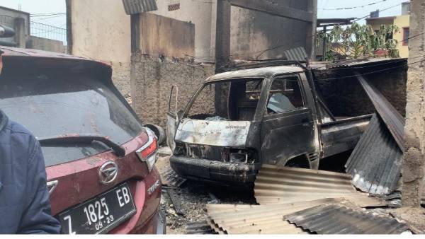 Sungguh Ajaib, Daihatsu Terios Tidak Tersentuh Api pada Kebakaran Hebat Depo Pertamina Plumpang
