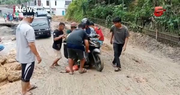 Jalan Amblas di Lebak Kendaraan Sulit Melintas