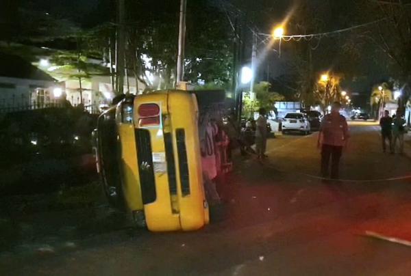 Toyota Raize Tabrak Angkot Hingga Terbalik Di Medan 8 Orang Luka Luka