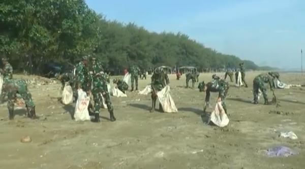 TNI Kompi C 521 Bersama Warga Bersihkan Sampah di Pantai Cemara