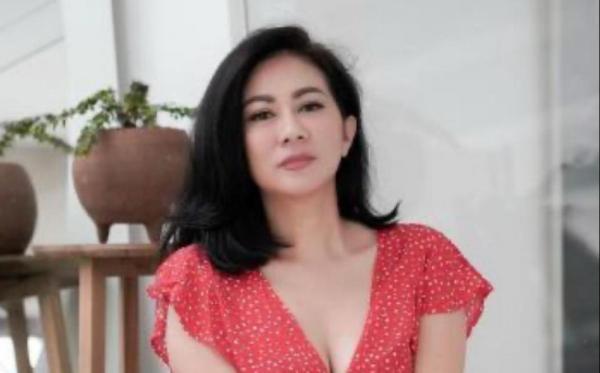 Seksinya Tante Atien Pakai Tanktop Belahan Rendah, Netizen: Hot Banget