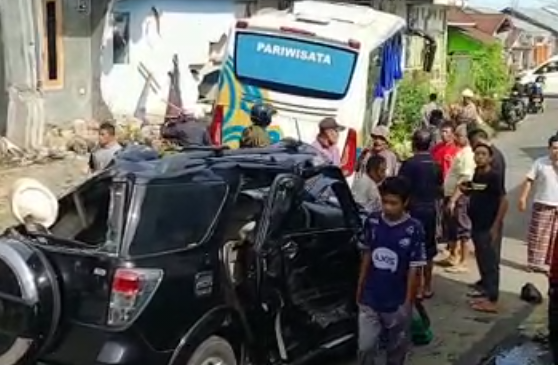 Bus Pariwisata Rombongan Peziarah Kecelakaan di Jalur Wisata Guci, Tabrak 2 Mobil dan 1 Warung