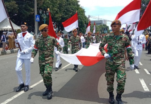 Kirab Merah Putih 2023 Kota Cirebon, Peserta Arak Bendera Sepanjang 500 Meter