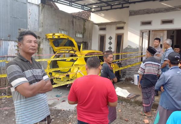 Rumah Kades di Probolinggo Dibondet, Bumper Belakang Mobil Barunya Rusak