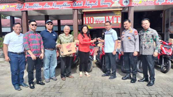 Dukung Pelayanan Kerohanian di Toraja, Dewi Sartika Pasande Serahkan 10 Unit Motor ke Panitia IMT