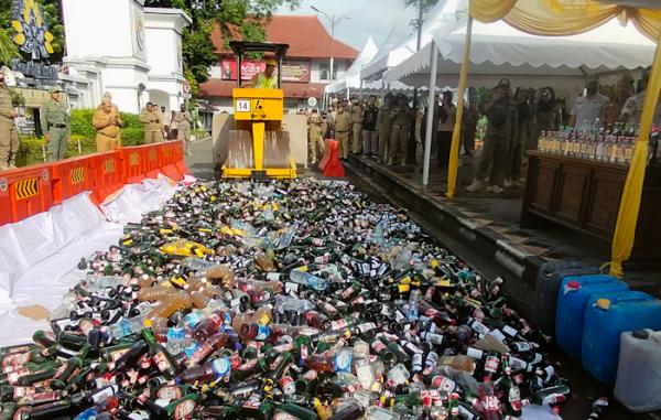 Ribuan Botol Miras Dimusnahkan, Penjual Dipidanakan