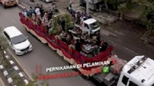 Viral Pernikahan Unik di Banjarmasin, Pelaminan di Atas Truk Trailer hingga Pawai Keliling Kota