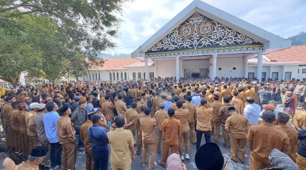Ratusan Perangkat Desa di Aceh Tengah Geruduk Kantor Dewan Tuntut Pencairan Gaji