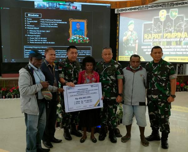 Isak Tangis Warnai Santunan Pangdam Cenderawasih ke Ibu Alm Praka Lukas Korban Penembakan KKB