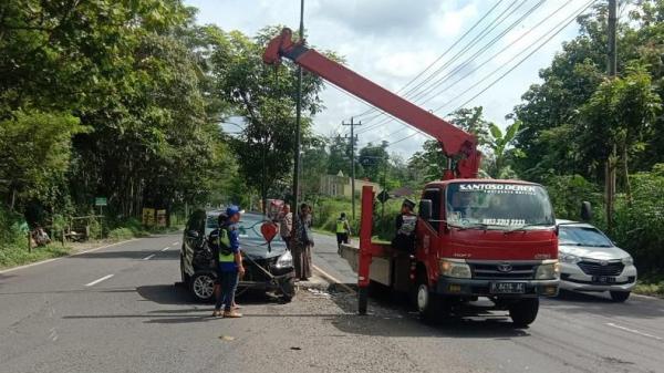 Mobil Tabrak Sepeda Motor yang Tiba-tiba Pindah Lajur di Jalan Lingkar Selatan Salatiga