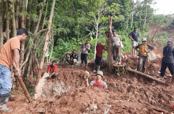Tim SAR Terus Lakukan Pencarian Korban Tertimbun Longsor Tebing Gunung Kantong