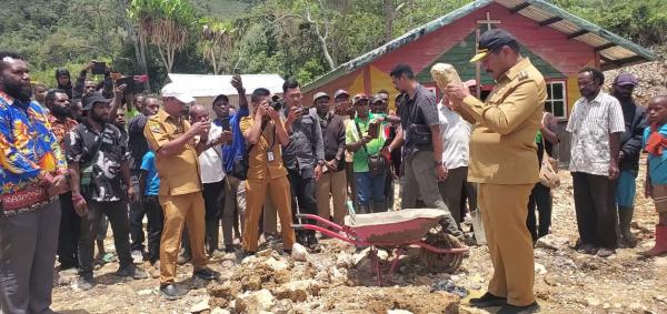 Bupati Jayawijaya Letakkan Batu Pertama Kapela Santo Petrus Pupugoba