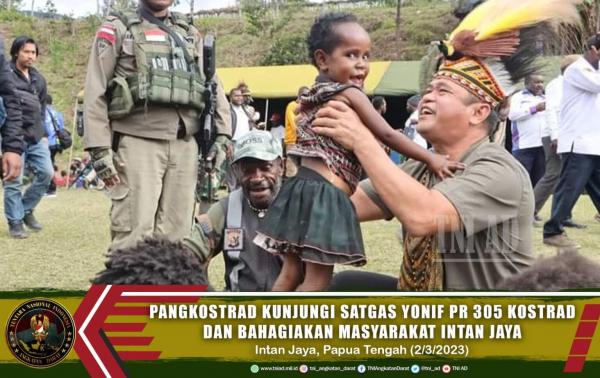 Taklukkan Bekas Sarang KKB, Pangkostrad Letjen TNI Maruli Hibur Masyarakat Pedalaman