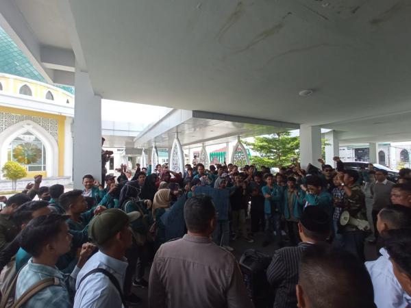 Protes Kebijakan Kampus, Mahasiswa UIN Mataram Gelar Unjuk Rasa Besar-besaran