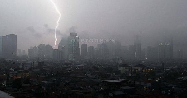 Cuaca Jakarta: Potensi Hujan Disertai Kilat Berdurasi Singkat