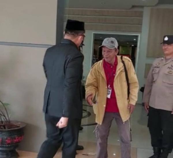 Viral Video Ketua DPRD Lutim Tolak Jabat Tangan Warga, Aripin : Saya Minta Maaf