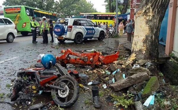 Penampakan Kecelakaan Maut Samadikun Cirebon Terekam CCTV, Anak dan Ayah Tewas Seketika Dihantam Bus