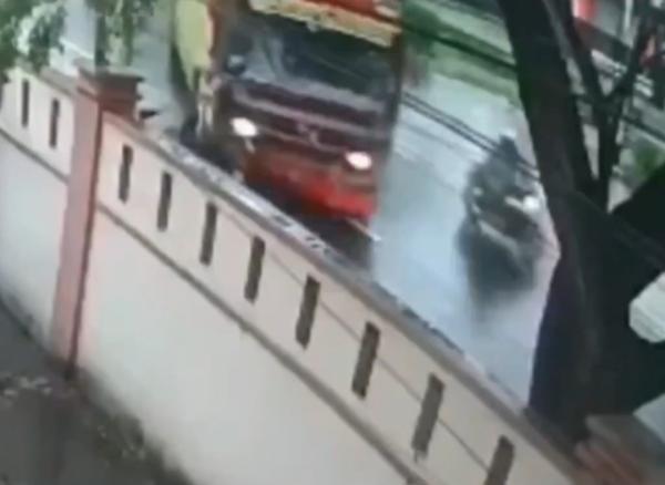 Detik-Detik Kecelakaan Maut Ayah dan Anak Tewas Seketika Ditabrak Bus di Samadikun Cirebon
