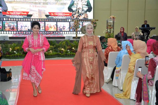 Warga Medan Serbu Bazar Murah & Fashion Show HUT Ke-77 Persit Kodam I/BB