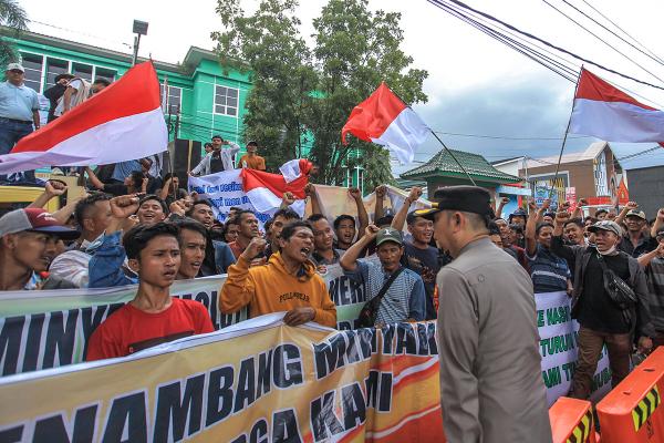 Momen Ribuan Warga Muba Geruduk Kantor Gubernur Sumbsel Tuntut Legalkan Penambang Minyak