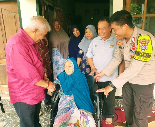 Tak Kuasa Menahan Tangis Haru, Penderita Lumpuh Layu di Lombok Timur Dibantu Kursi Roda