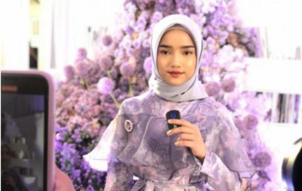 Potret Fuji Pakai Hijab Bikin Pangling Netizen