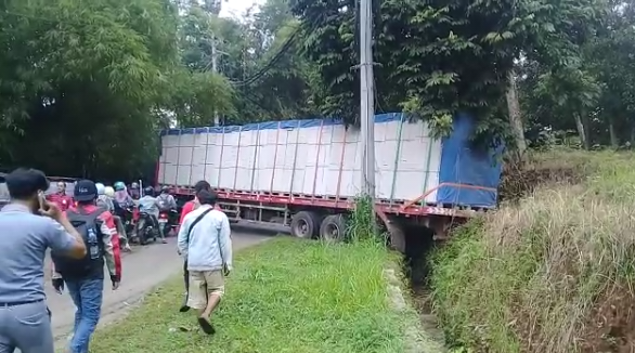 Tak Kuat Nanjak, Truk Trailer Angkut Hebel 7 Ton Mundur dan Melintang, Jalan Tertutup dan Macet