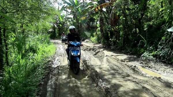 Rusak Parah, Akses Jalan Pengubung Dua Desa Penyangga KEK Mandalika di Lombok Tengah