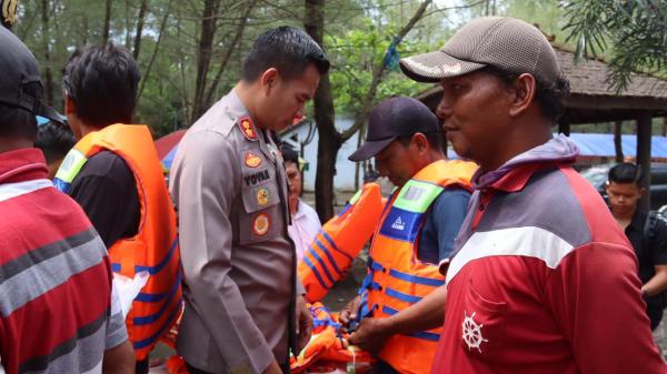 Minimalisir Kecelakaan Air, Polres Pemalang Bagikan Life Jacket Kepada Nelayan dan Pengemudi Perahu