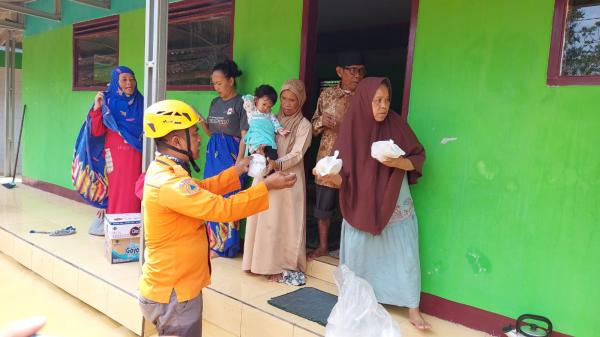 BPBD Kabupaten Tasikmalaya Salurkan Logistik untuk Pengungsi Terdampak Banjir di Desa Tanjungsari