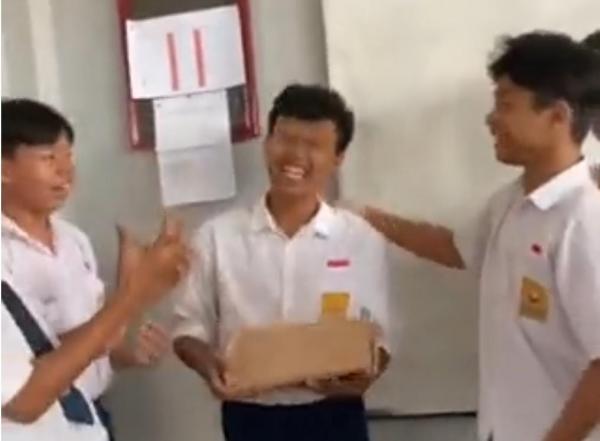Siswa SMPN 3 Kota Tasikmalaya Urunan Beli Sepatu Baru untuk Temannya, Videonya Viral di Medsos