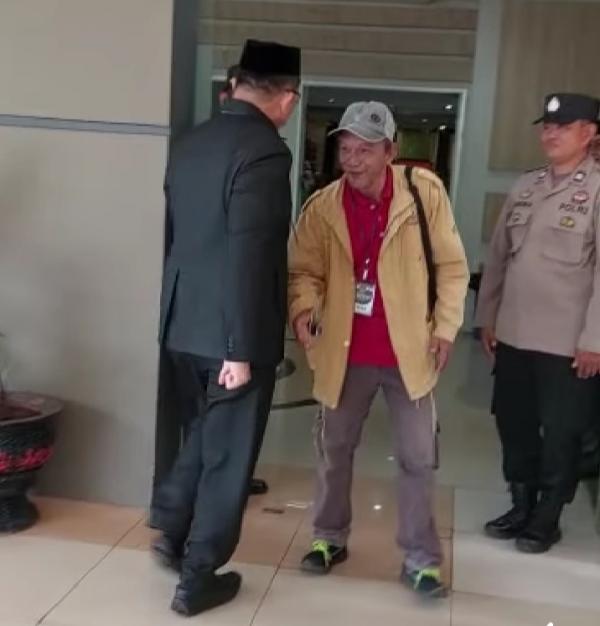 Viral! Diduga Oknum Ketua DPRD Tolak Jabat Tangan dengan Warga