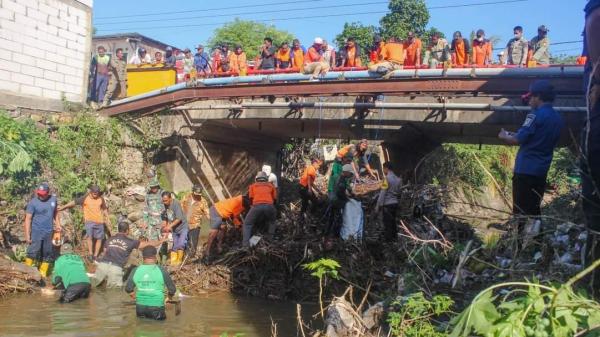 Pasca Banjir Hantam Pemukiman Warga, Tim Gabungan Pemkot Bima Membersihkan Aliran Sungai