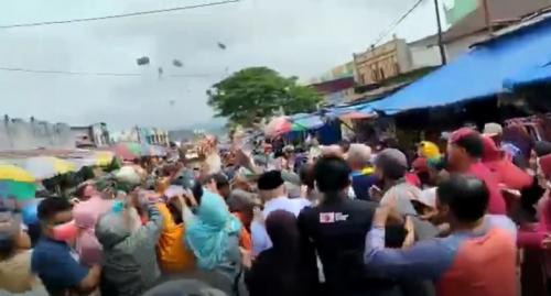 Viral Ketua Partai PKN Hamburkan Uang di Pasar Tradisonal Kota Kendari Sulawesi Tenggara