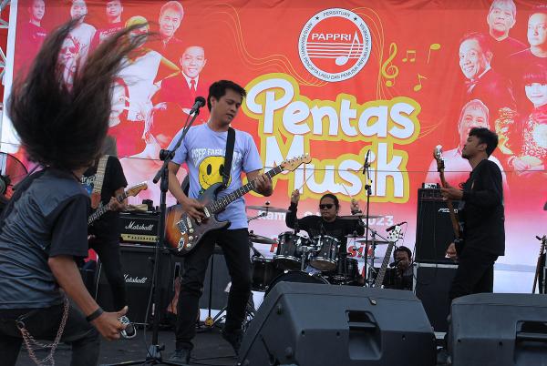 Musisi Unjuk Skill Pada Pentas Hari Musik Nasional