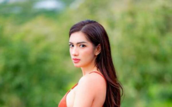 Potret Hot Angel Karamoy Pakai Dress Merah, Netizen: Cantik dan Seksi
