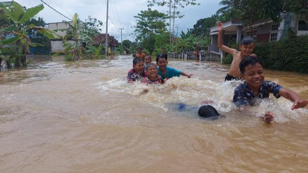 Banjir di Sukaresik Tasikmalaya Jadi Wahana Wisata  Anak-Anak Bermain Air dan Berenang