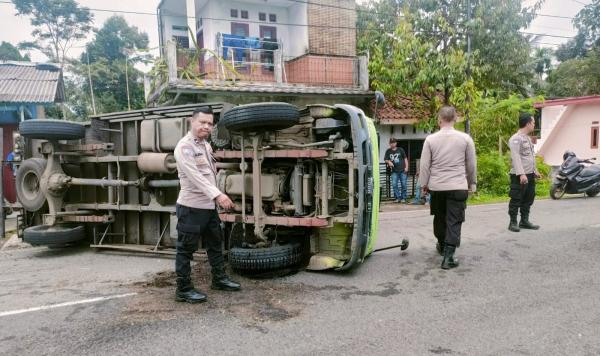 Ban Pecah, Mobil Box Bermuatan Air Mineral Terguling di Jalan Manonjaya Tasikmalaya