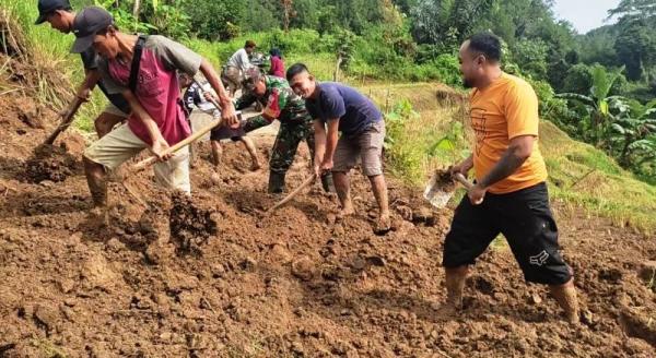 Jalan Desa Tertutup Longsor, Warga Bersama TNI Gotong Royong Bersihkan Material
