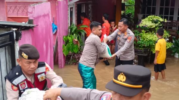 Kapolres Lampung Utara Pimpin Evakuasi Warga Korban Banjir