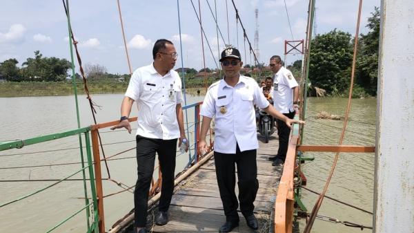 Rusak Diterjang Banjir Bupati Boyolali Tinjau Jembatan Gantung di Kemusu