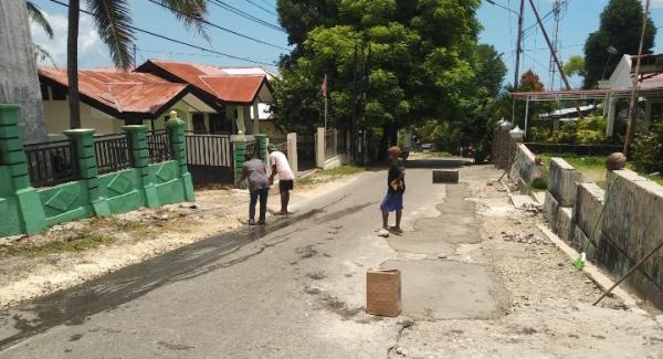Pemuda Mangga Dua Perbaiki Jalan Rusak di Kelurahan Nunbaun Delha