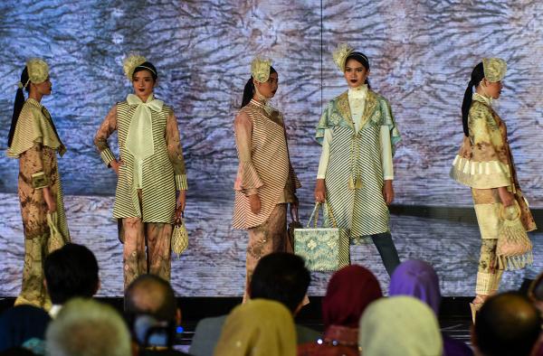 Lenggok Model dengan Wastra Sumsel di Kriya Sriwijaya Fashion Parade