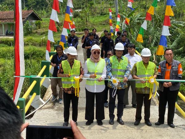 Manulife Salurkan Dana Purifikasi Melalui BAZNAS untuk Renovasi Jembatan di Banjarnegara