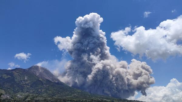 Gunung Merapi Kembali Muntahkan Awan Panas, BNPB Ingatkan Potensi Bahaya 7 Kilometer
