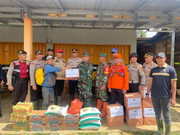 Kapolres Berikan Bantuan Makanan dan Obat-obatan, Pasca Bencana Longsor di Lampung Barat